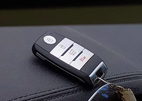 2020 Kia Sorento 3.3L S z USA, uszkodzony, nr VIN 5XYPGDA59LG681611